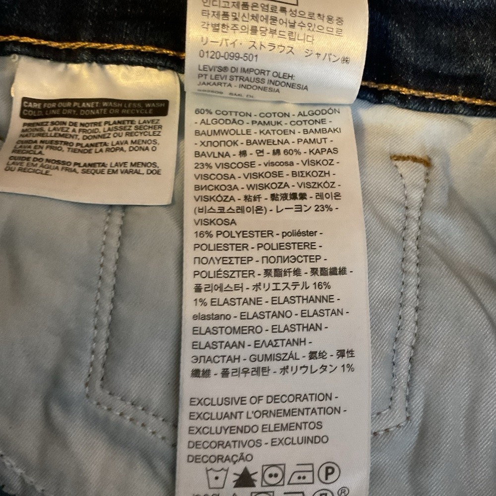 NWT Levi's Jeans Classic Straight Denim Woman's Short Mid Rise Classic Size 16S - Picture 9 of 11